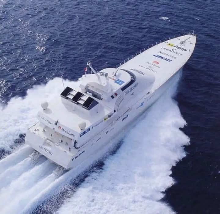 gemitrafik's tweet photo. Gecenin #ilginç bilgisi;
1992'de #İtalyan yapımı #DESTRIERO'nun 54h 34'50" sürede 53,09knots ortalama ile kırdığı #Atlantik geçiş (Newyork-İngiltere / 3106 mil) #rekoru'nun halen kırılamadığını biliyor musunuz?
13420kW gücünde F18 Hornet jet uçak motorları 10m3/saat tüketmiş. https://t.co/oJGZa9ScDF