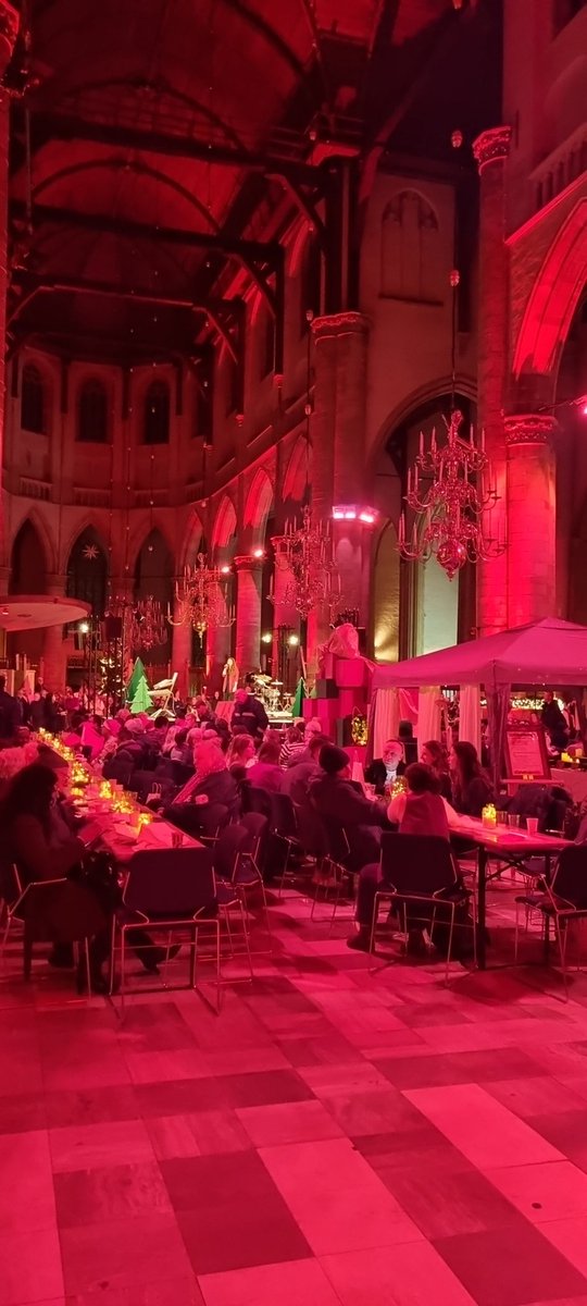 WA_Stads3hoek's tweet photo. Kerstviering georganiseerd door het #Leger des #Heils in de #Laurenskerk. https://t.co/NZOEp8r7aC