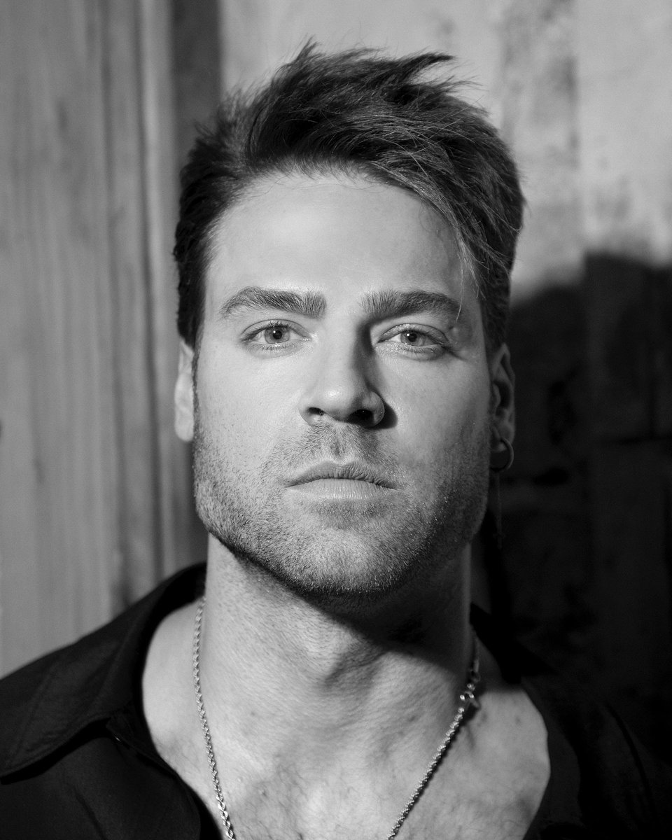 Buenos días y feliz miércoles para todos 🤗 Que hermoso y Fashionista se ve nuestro dios del Olimpo ⚡ <a href="/jorgelosaactor/">Jorge Losa</a> ⭐ en estas dos fotografías que fueron tomadas en un evento en México 🇲🇽