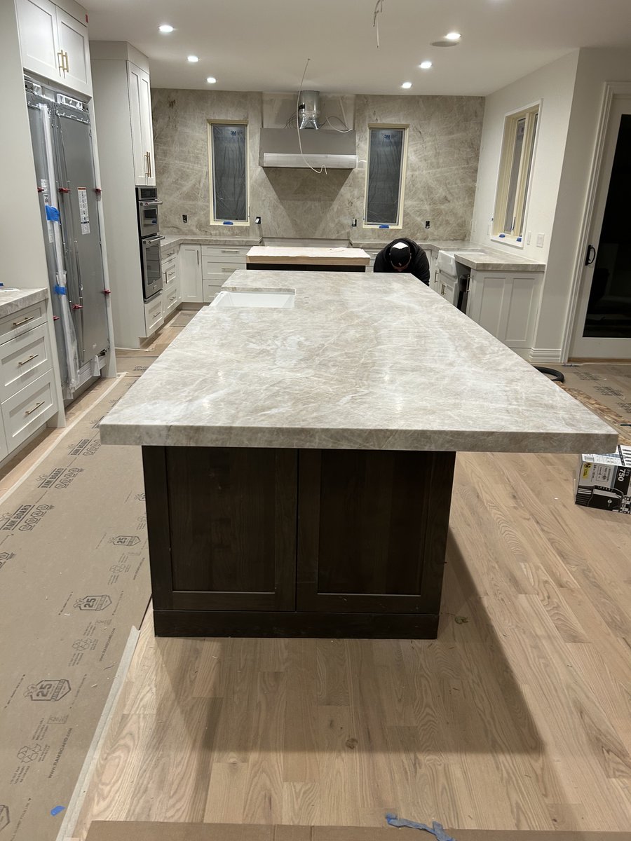 stonevisionllc's tweet photo. A stunning kitchen island featuring a sleek mitered edge, paired with a full height backsplash crafted from luxurious Taj Mahal Quartzite. 

Perfect for adding timeless beauty and durability to any kitchen. https://t.co/YQVkewhjl7