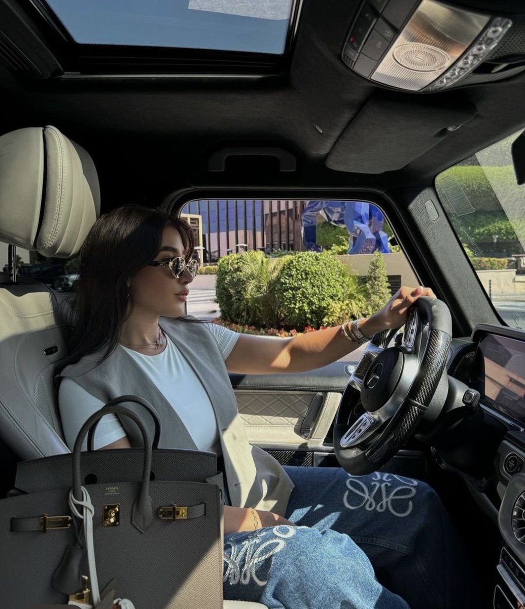 Diorgirlx's tweet photo. bussines woman https://t.co/14AXhRG2gD