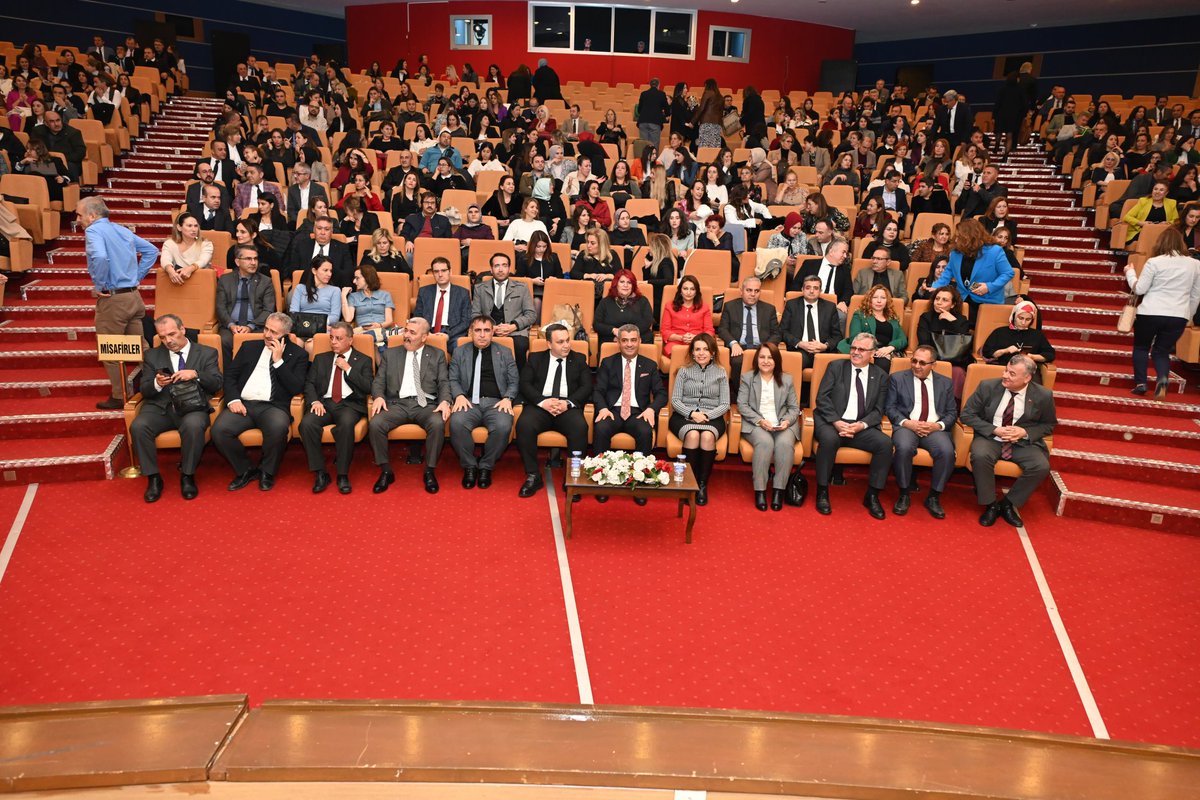 Aydin_MEM's tweet photo. 🔹️Müdürümüz @ekicis20, Adnan Menderes Üniversitesi Atatürk Kongre Merkezi’nde gerçekleştirilen “E-twinning Ödül Töreni”nde uluslararası platformlarda ülkemizi başarıyla temsil eden ve öğrencilerimizin eğitimine değer katan öğretmenlerimize ödüllerini takdim etti.

Müdür EKİCİ: “Geleceğin mimarları olan öğretmenlerimizi başarılarından dolayı yürekten tebrik ediyor, katkıları ve özverili çalışmaları için kendilerine teşekkür ediyoruz.”

@tcmeb @ekicis20