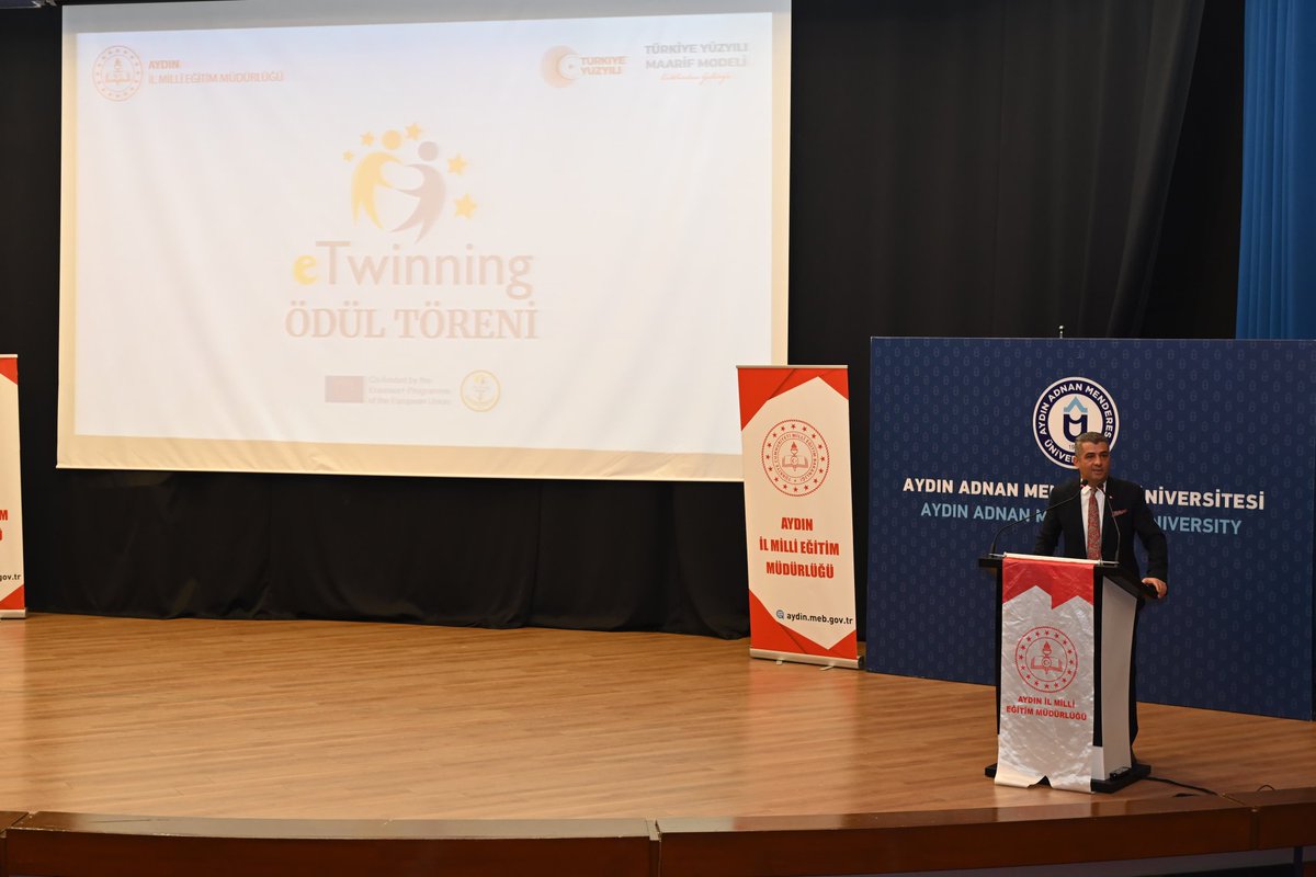 Aydin_MEM's tweet photo. 🔹️Müdürümüz @ekicis20, Adnan Menderes Üniversitesi Atatürk Kongre Merkezi’nde gerçekleştirilen “E-twinning Ödül Töreni”nde uluslararası platformlarda ülkemizi başarıyla temsil eden ve öğrencilerimizin eğitimine değer katan öğretmenlerimize ödüllerini takdim etti.

Müdür EKİCİ: “Geleceğin mimarları olan öğretmenlerimizi başarılarından dolayı yürekten tebrik ediyor, katkıları ve özverili çalışmaları için kendilerine teşekkür ediyoruz.”

@tcmeb @ekicis20