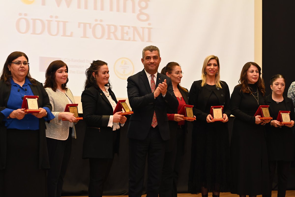 Aydin_MEM's tweet photo. 🔹️Müdürümüz @ekicis20, Adnan Menderes Üniversitesi Atatürk Kongre Merkezi’nde gerçekleştirilen “E-twinning Ödül Töreni”nde uluslararası platformlarda ülkemizi başarıyla temsil eden ve öğrencilerimizin eğitimine değer katan öğretmenlerimize ödüllerini takdim etti.

Müdür EKİCİ: “Geleceğin mimarları olan öğretmenlerimizi başarılarından dolayı yürekten tebrik ediyor, katkıları ve özverili çalışmaları için kendilerine teşekkür ediyoruz.”

@tcmeb @ekicis20