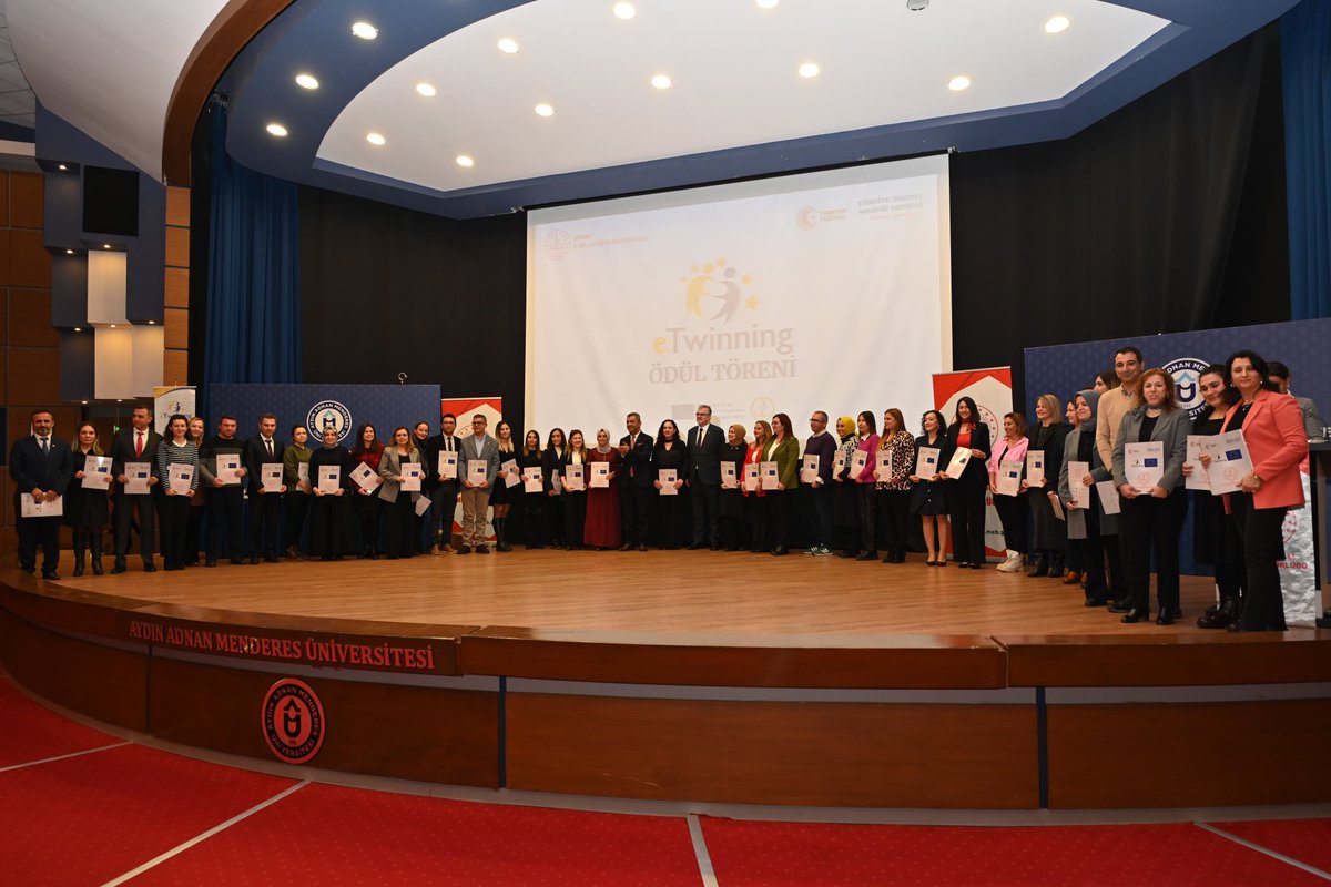 🔹️Müdürümüz <a href="/ekicis20/">Süleyman EKİCİ</a>, Adnan Menderes Üniversitesi Atatürk Kongre Merkezi’nde gerçekleştirilen “E-twinning Ödül Töreni”nde uluslararası platformlarda ülkemizi başarıyla temsil eden ve öğrencilerimizin eğitimine değer katan öğretmenlerimize ödüllerini takdim etti.

Müdür EKİCİ: