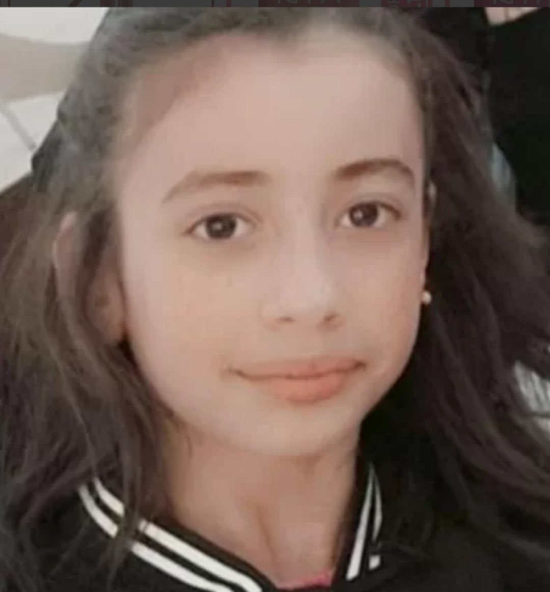 Ecrin Erim 12 yaşında,bugün öğlen saatlerinde okuduğu okuldan eve döndükten sonra,Bağlar ilçesinde oturduğu siteden ayrılmış.Yanında bulunan cep telefonu kapalı.Aile kendisinden haber alamıyor.görenlerin 05397262409 telefona ulaşmaları rica olunur.”
Anne “Narin’den sonra