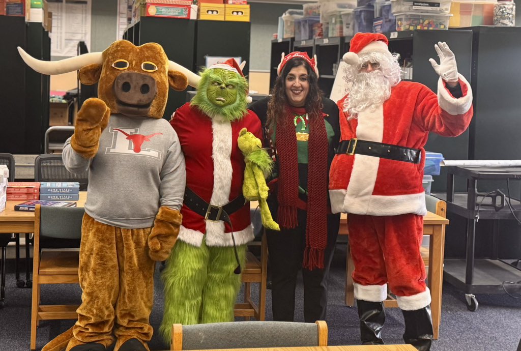 ExecDirCSD83's tweet photo. Holiday Greetings for all scholars. Today they all receive a gift! Thank you, Principal Castro and staff!! https://t.co/7oPgJWvnin