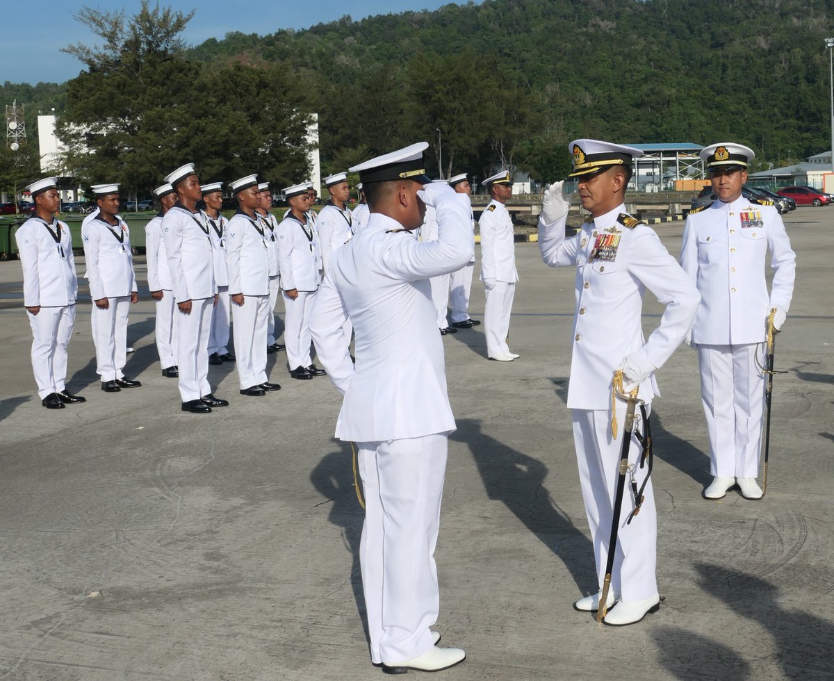 KdSundang's tweet photo. Perbarisan Ulung Pegawai Memerintah sempena genap  setahun memerintah KD SUNDANG serta penyampaian Anugerah Bintara, Laskar Kreatif dan Berkualiti bagi suku tahun ke-4 KD SUNDANG. https://t.co/js42RYLzCr
