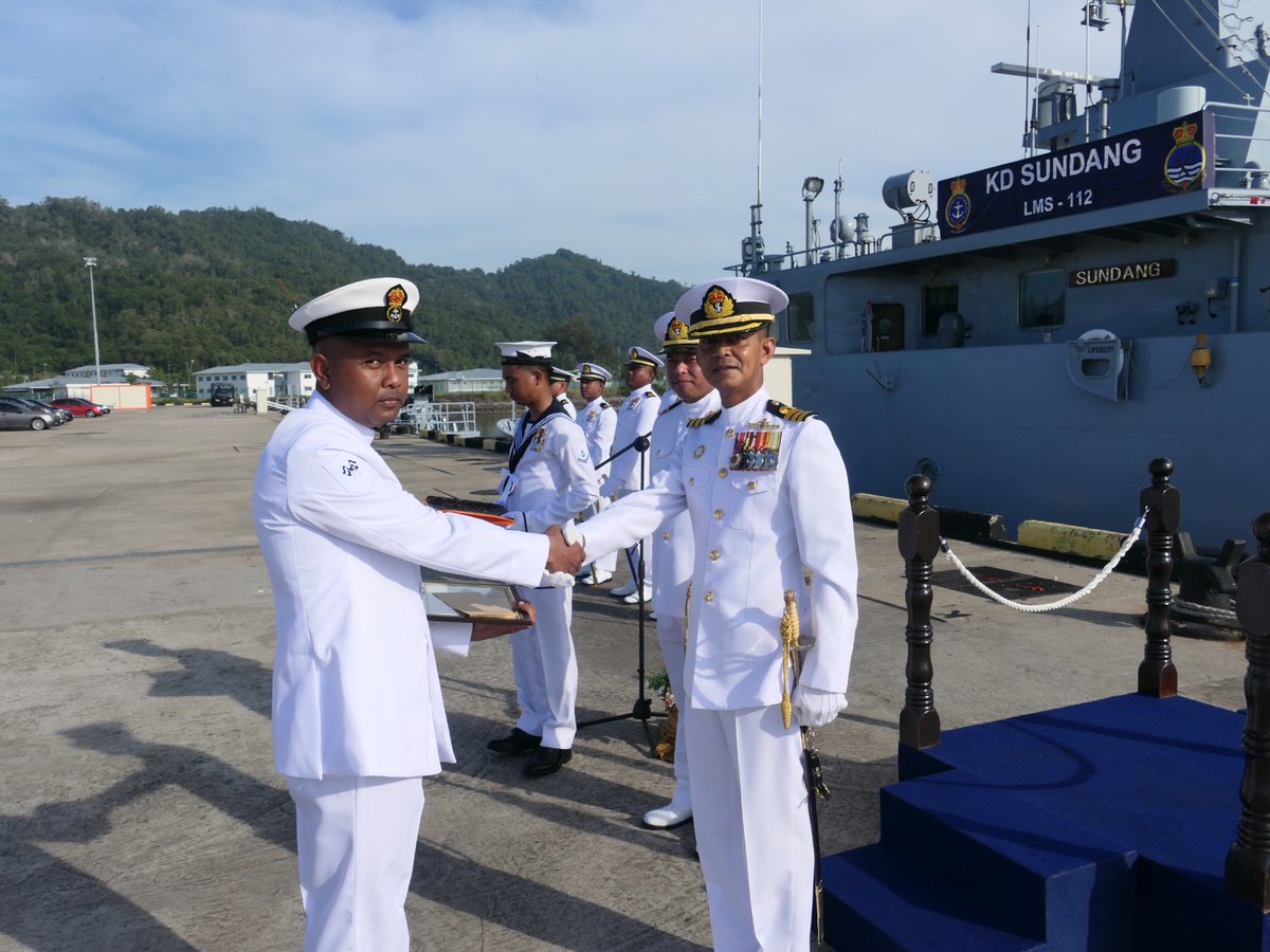 KdSundang's tweet photo. Perbarisan Ulung Pegawai Memerintah sempena genap  setahun memerintah KD SUNDANG serta penyampaian Anugerah Bintara, Laskar Kreatif dan Berkualiti bagi suku tahun ke-4 KD SUNDANG. https://t.co/js42RYLzCr