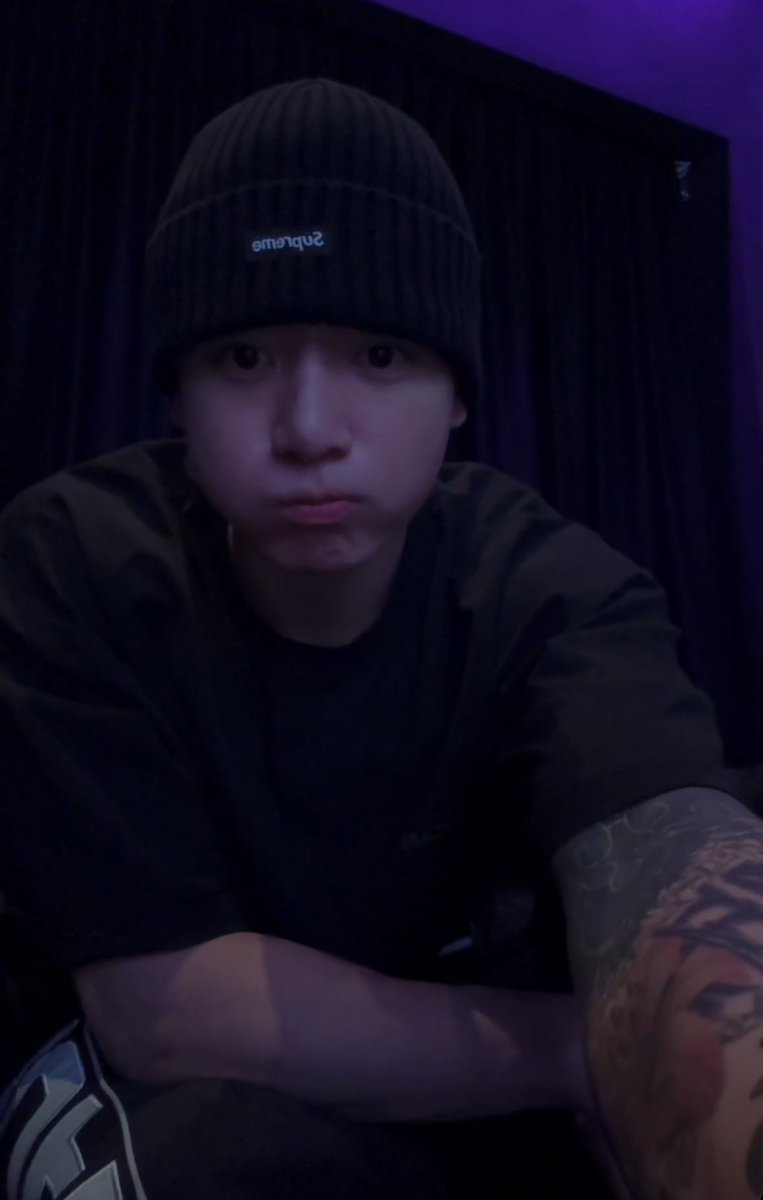 jnfication's tweet photo. — #JUNGKOOK en live. ⭐️🎀

🐰 No, no cantaré canciones de BTS... porque quiero cantarlas junto con los miembros. https://t.co/3VQl7nZloI