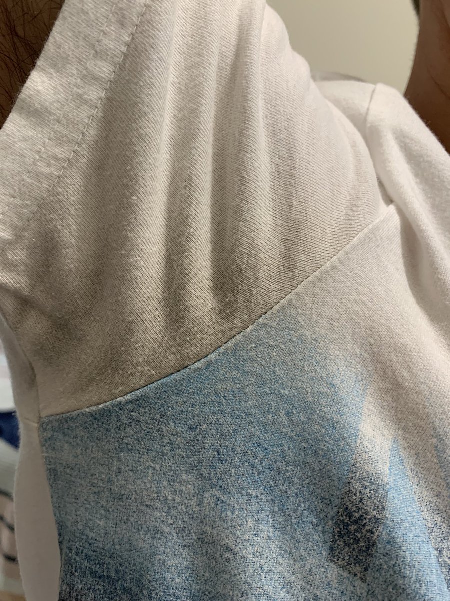 clubedopairico's tweet photo. Preciso da ajuda dos universitários !

Seguinte, tô cansado de perder camisa clara pro desodorante. 😤😤😤😤

Cansei de ter que jogar camisa fora, só por causa da mancha no sovaco. 😩

Alguém tem uma dica matadora para solucionar o problema ? (mantendo o mesmo desodorante, claro) https://t.co/8wF0gubYxs