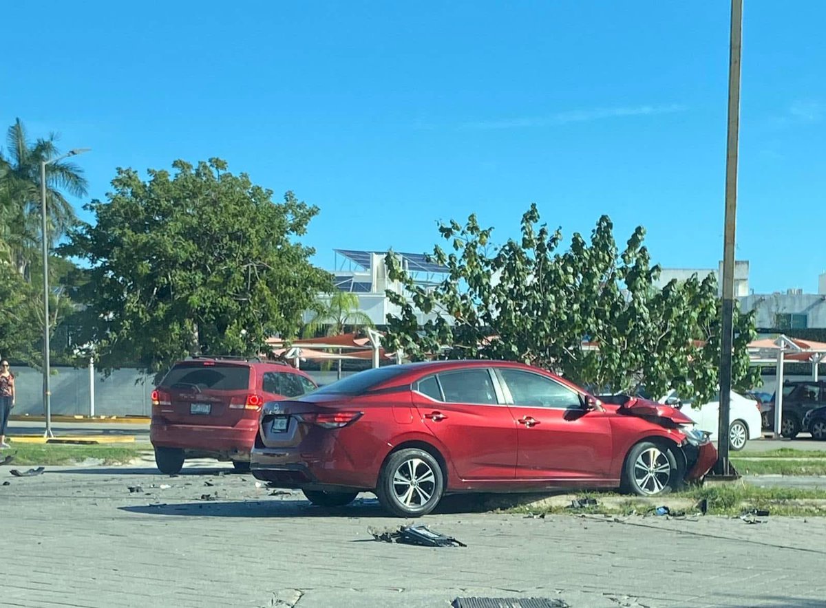 weravg's tweet photo. Se solicita por favor semáforos en la vialidad de altabrisa a la altura del Súper Aki y Country Towers. Casi todos los días hay choques en esos cruces!!! @AyuntaMerida @huachodiazmena @GobYucatan @PoliciaMeridaMx @CeciliaPatronL https://t.co/Vi3QDc3xQi