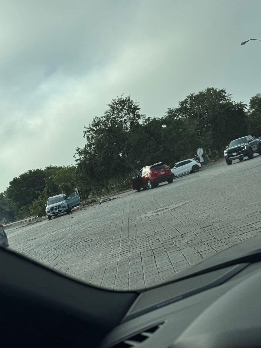 weravg's tweet photo. Se solicita por favor semáforos en la vialidad de altabrisa a la altura del Súper Aki y Country Towers. Casi todos los días hay choques en esos cruces!!! @AyuntaMerida @huachodiazmena @GobYucatan @PoliciaMeridaMx @CeciliaPatronL https://t.co/Vi3QDc3xQi