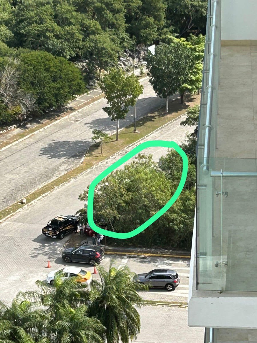 weravg's tweet photo. Se solicita por favor semáforos en la vialidad de altabrisa a la altura del Súper Aki y Country Towers. Casi todos los días hay choques en esos cruces!!! @AyuntaMerida @huachodiazmena @GobYucatan @PoliciaMeridaMx @CeciliaPatronL https://t.co/Vi3QDc3xQi