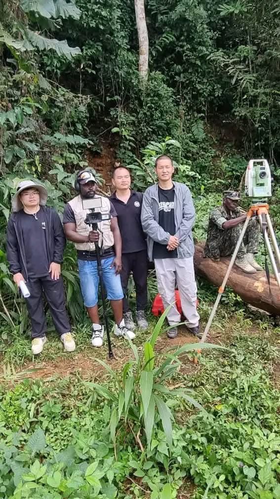 ABOUHUD's tweet photo. RÉFONDATION HYDRAULIQUE
La Société Synohydro, leader mondial dans le domaine des infrastructures énergétiques en préparation pour installer sa base vie pour redonner vie au barrage Loffa qui, depuis des décennies était abandonné �� lui-même😍
VIVE LA GUINÉE
#Guinee 🇬🇳
#Macenta https://t.co/wSzPNlihk5