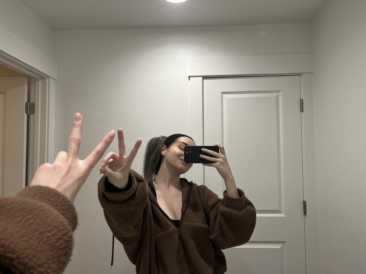 AveryJeanTV's tweet image. oh hi twitch.tv/AveryJean
youtube.com/@AveryJeanTV