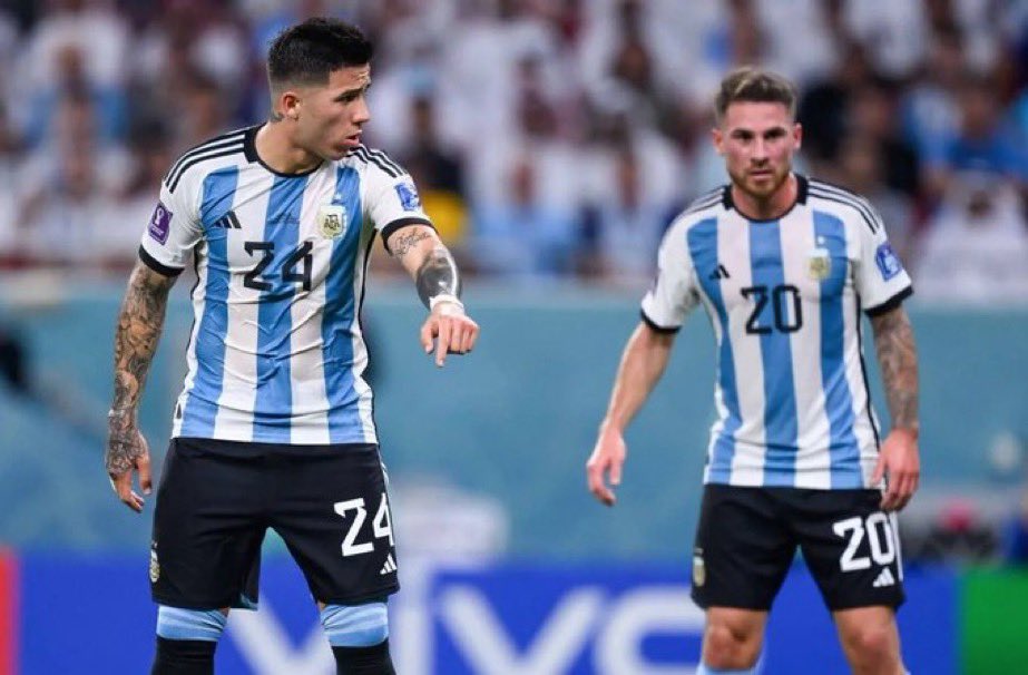 Chelsea__Arg's tweet photo. Increible que los 2 tipos más fieles del país hayan dominado la final del mundo. Triunfa el amor https://t.co/vQpZgFHx6i
