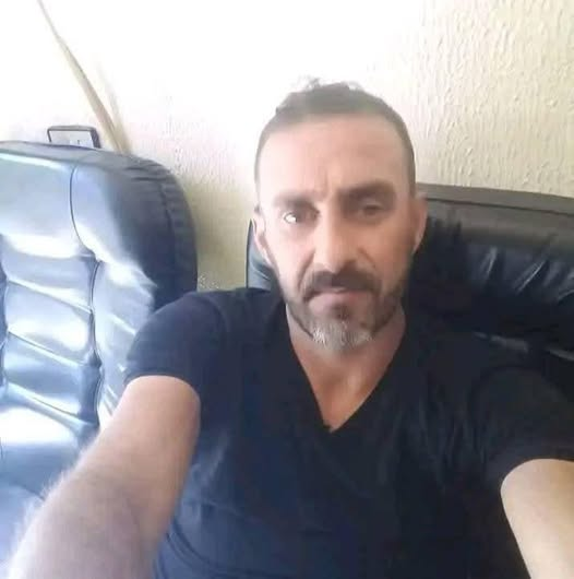 AboseefNumeri's tweet photo. هل تتذكرون قاتل الاطفال هذا هل تتذكرون الأم والخمسة اطفال الذي أغلق عليهم الباب وفجره.م بقنبلة هذا هو كفاح اسكندر علي يعمل بالحرس الجمهوري صاحب مجازر الغوطة ينتمي من القرداحة ومقيم حاليا في ضاحية حرستا بنزلة ظريف مختبئ في منزله لم يتذكره أحد هل نسيتم الأم وأطفالها اعدام قليل بحقه https://t.co/7dDG9me0sg