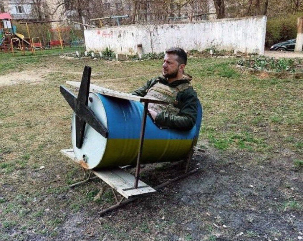 Alex_Oloyede2's tweet photo. 🇺🇦⚡"No world leader has the right to negotiate with Putin on behalf of Ukraine"

– Zelensky after Orban suggested "Christmas" ceasefire.

Who wants to tell him? The American companies own you, cut the funds and Ukraine will collapse in days. https://t.co/5fFIObLuTl