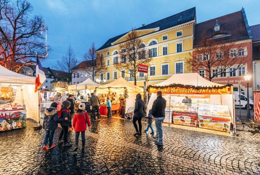A3: I'd go to Mexico for #DiaDeLosMuertos and Germany for a traditional #Christkindlmarkt. #FoodTravelChat
