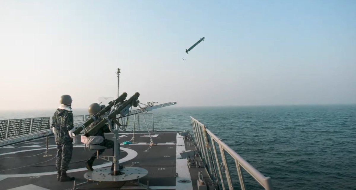 BDMILITARY's tweet photo. Bangladesh Navy's Twin QW-18A MANPAD launcher captured for you (fired from a frigate's aviation deck). Note the target drone launcher in the background, which was probably also indigenously built.

#BDOSINT #BangladeshNavy #AirDefence #MANPAD https://t.co/y4ffdNjKeq