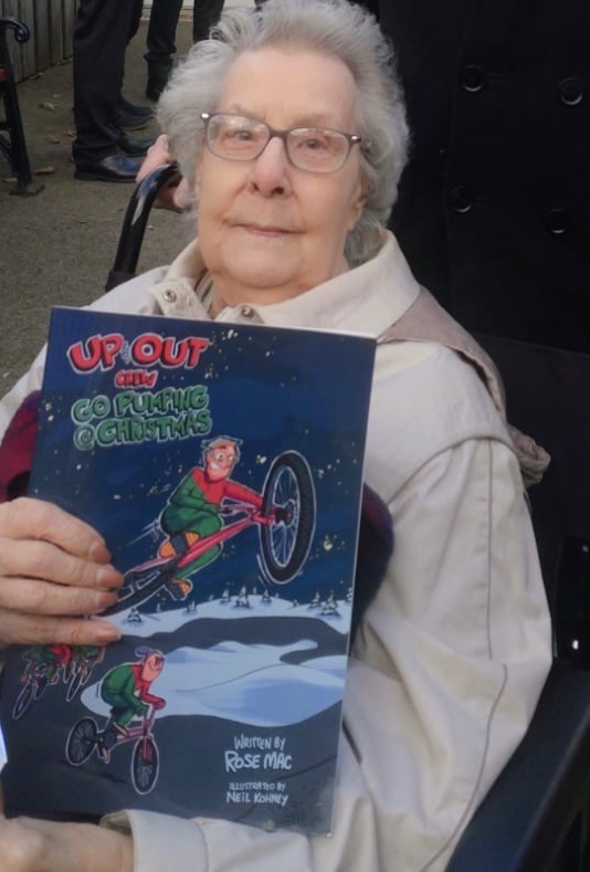We’ve been dropping the Christmas activity books 📚 

Here’s the lovely Mim with hers,  🥰 #upandout
