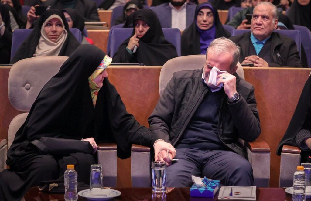 saeid_mohammad_'s tweet photo. گاهی سخنرانی نکردن می‌تواند بیش از ساعت‌ها سخنرانی اثر گذار باشد. امیدوارم نسل جدید و جوانان در تحکیم پایه های #خانواده از این فرهنگ غنی ایرانی بهره ببرند آنچه که گمشده امروز خانواده‌های ایرانی است.
#روز_مادر_مبارک https://t.co/5fsHJEo5RQ