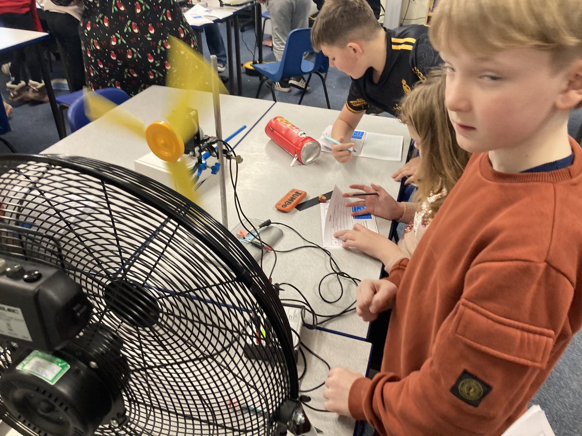darwincentre's tweet photo. Yesterday we had a great day @PennarSchool delivering climate change &amp; renewable energy workshops! Both classes aced their investigations into wind turbine efficiency! A great end to our events for 2024! #STEMworkshop #renewableenergy #STEMeducation @DragonLng https://t.co/fkJ6evRfF9