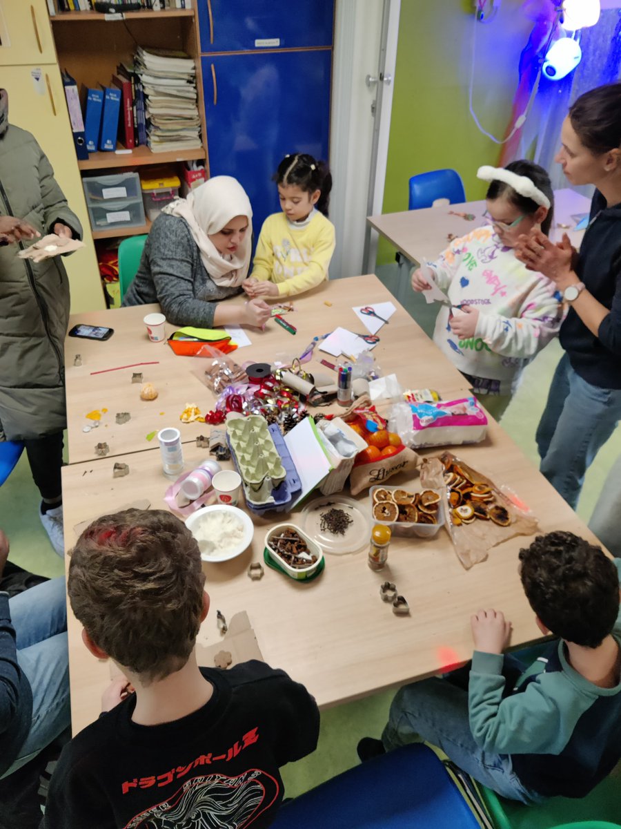 Un bel après-midi festif et solidaire dans le 12e ! Entre la fête de Noël avenue Lamoricière et celle du Centre Social Charenton, ces temps de partage renforcent le vivre-ensemble, soutiennent nos artisan·es et créent du lien social. Merci aux équipes engagées !