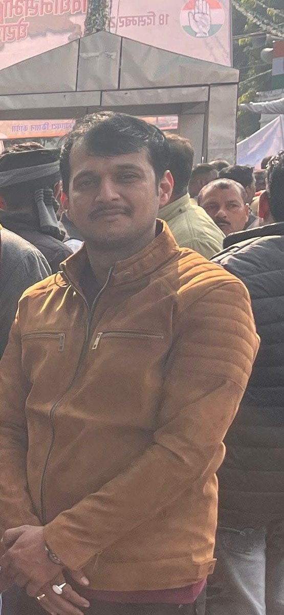 GyaneshINC's tweet photo. आज उत्तरप्रदेश विधानसभा घेराव के दौरान गोरखपुर के प्रभात पांडे की मौत ने भाजपा सरकार की तानाशाही को बेनकाब कर दिया है।

यह हत्या लोकतंत्र का गला घोंटने की साजिश है। प्रभात पांडे की शहादत बेकार नहीं जाएगी—तानाशाही के खिलाफ हमारी लड़ाई और तेज़ होगी।

 #JusticeForPrabhat https://t.co/zeMPMOgJSO