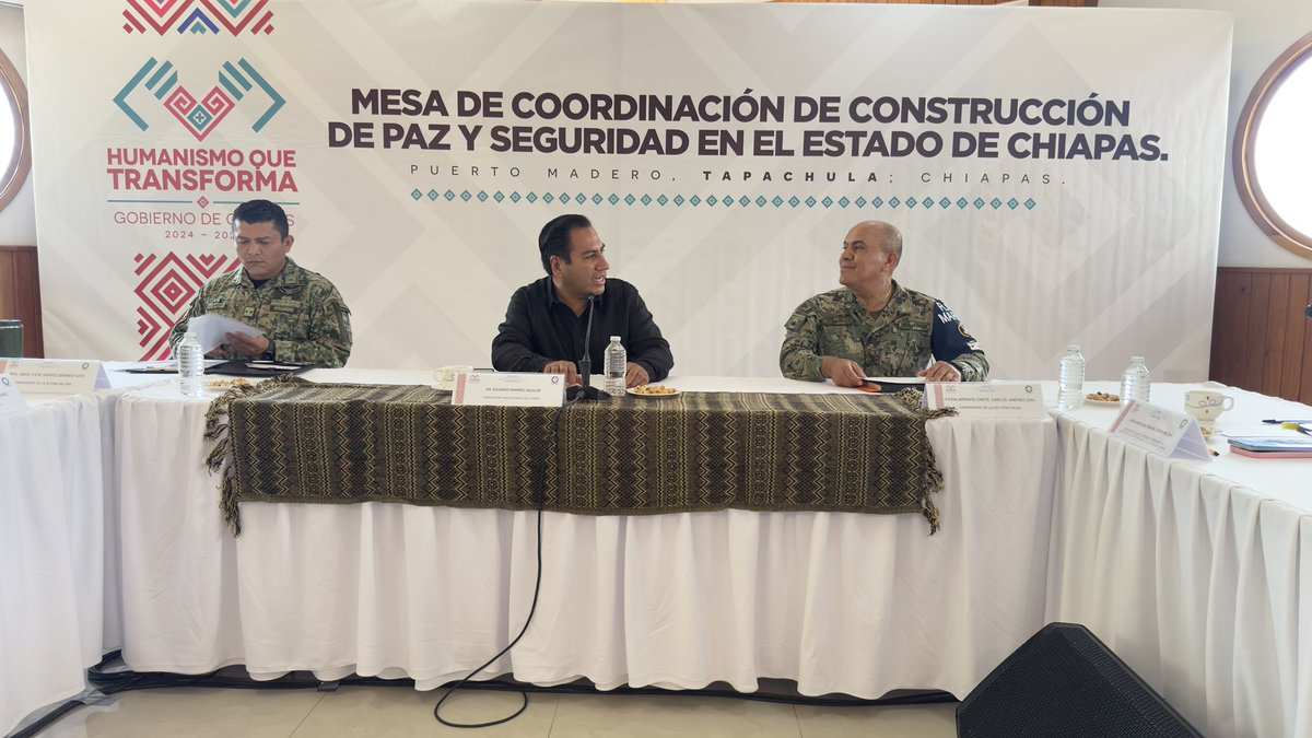 ramirezlalo_'s tweet photo. Realizamos la Mesa de Seguridad desde Puerto Madero, en la que estuvieron presentes el Comandante de la XXII Región Naval, el Vicealmirante, Carlos Jiménez Leal, y el Teniente Coronel, Manuel de Jesús Gómez Casanova, con quienes estamos trabajando de manera conjunta para ir ejecutando las estrategias que consoliden la paz en Chiapas.

Mi compromiso con la pacificación del estado es firme e inquebrantable. Mi prioridad es garantizar que cada familia chiapaneca pueda transitar con tranquilidad por cada rincón de nuestro estado.