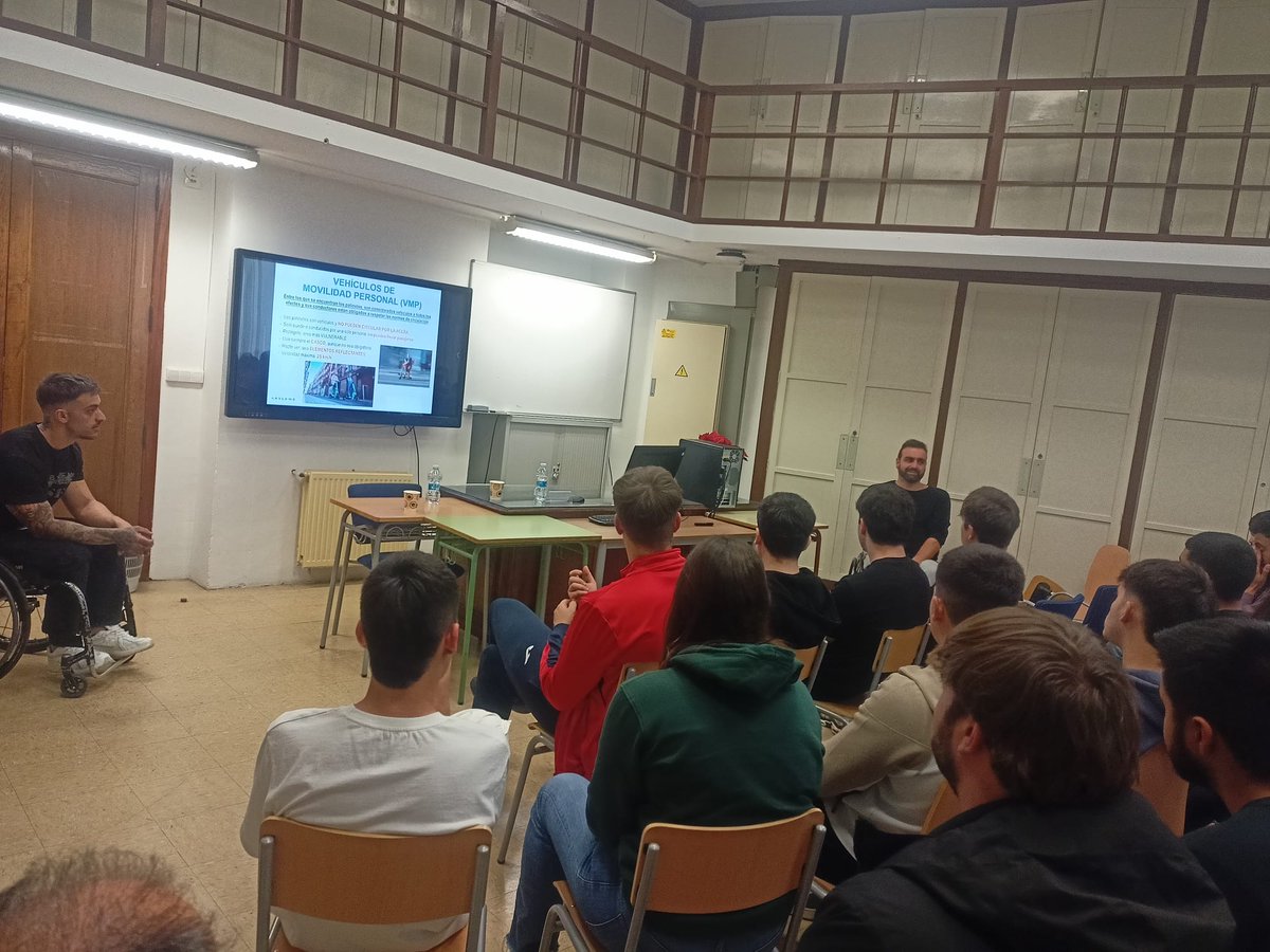 💬 Jornades de Formació i Orientació Laboral

🔹 "Et pot passar a tu", a càrrec de Adrián Agudo y Juanma Bertomeu (@aesleme_espana) 

#Formació #FP #Xarrades #Educació #OrientacióLaboral #FuturProfessional #València #AESLEME