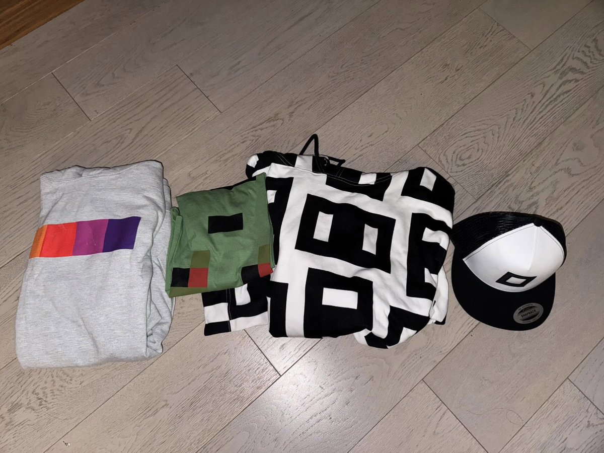 AxlHuang83's tweet photo. I’m so lucky to be pick up for Meebits game in DC and get so many goods, thanks to @BojangleGuy & @MeebitsNFTs
#meebin https://t.co/IIQBkkmBg3
