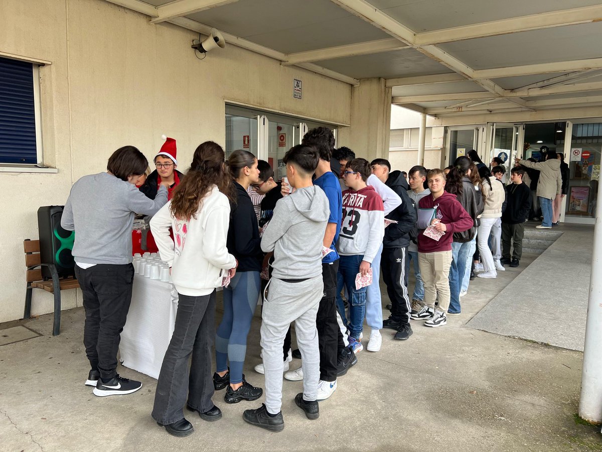 iesfgb's tweet photo. Hoy en @iesfgb gracias al @ampaIESFGB todos los alumnos han pasado a tomar chocolate con churros para comenzar a celebrar la Navidad.
Muchas gracias a todos los que lo han hecho posible https://t.co/3DB1Olpt6B