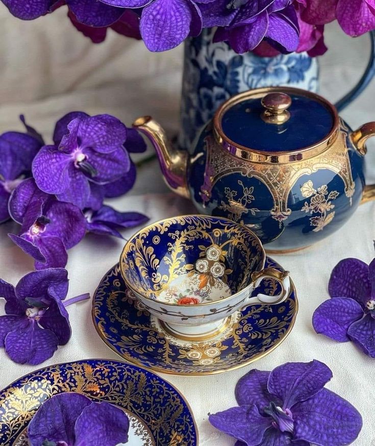 mungkin setibanya surat ini pun akan sangat terlambat untuk rayakan hari besarmu, namun kuharap kebahagiaan akan selalu mengisi cawan hati.” — 🪷