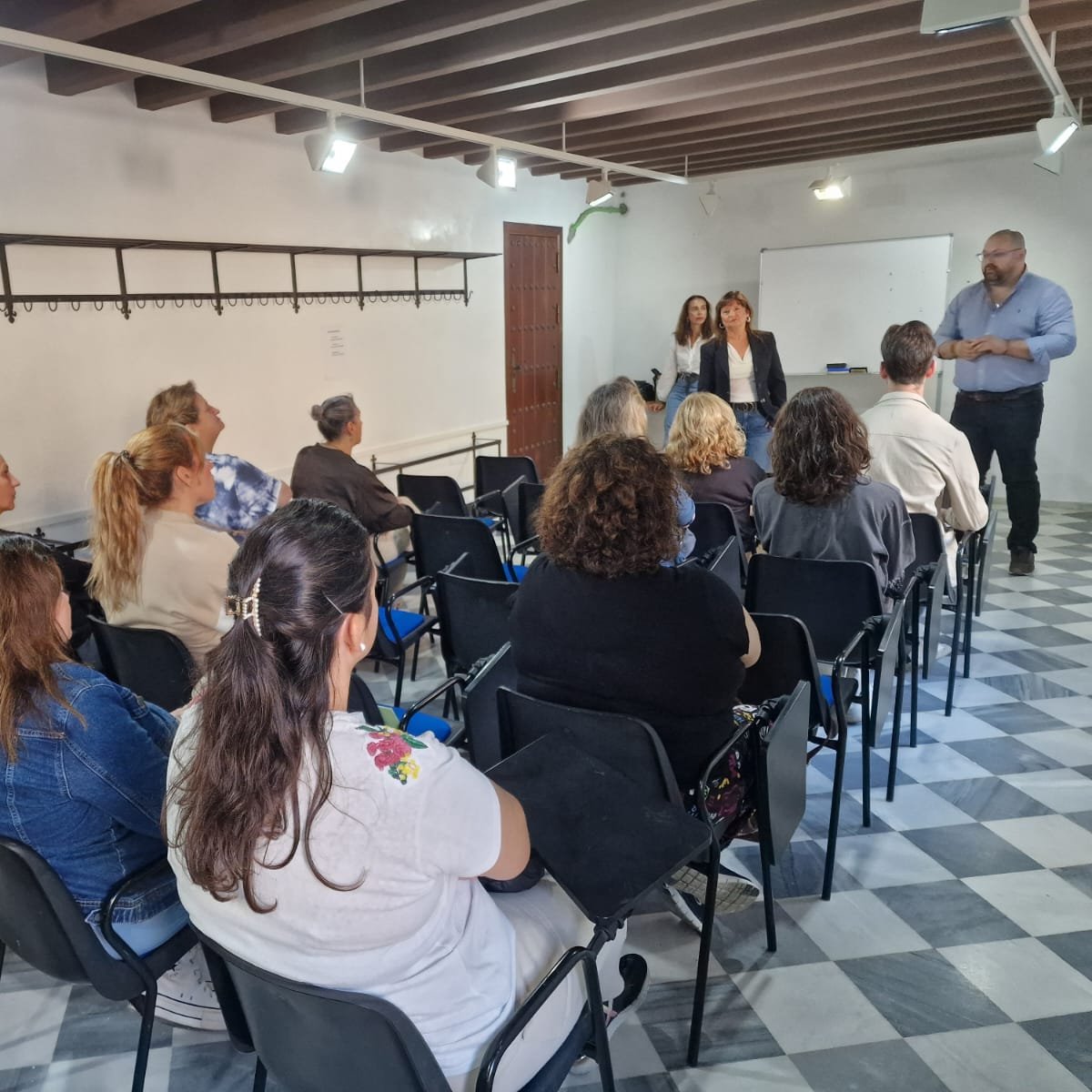 ElPuerto's tweet photo. 💼 El Puerto desarrolla el programa 'Proyectos Integrales' para mejorar la empleabilidad de 40 desempleados de larga duración

El programa contempla un incentivo de 528 € para 40 beneficiarios que logren los objetivos fijados.

#ElPuerto #Empleo @JavierBelloGonz https://t.co/lJ3uO2SOui
