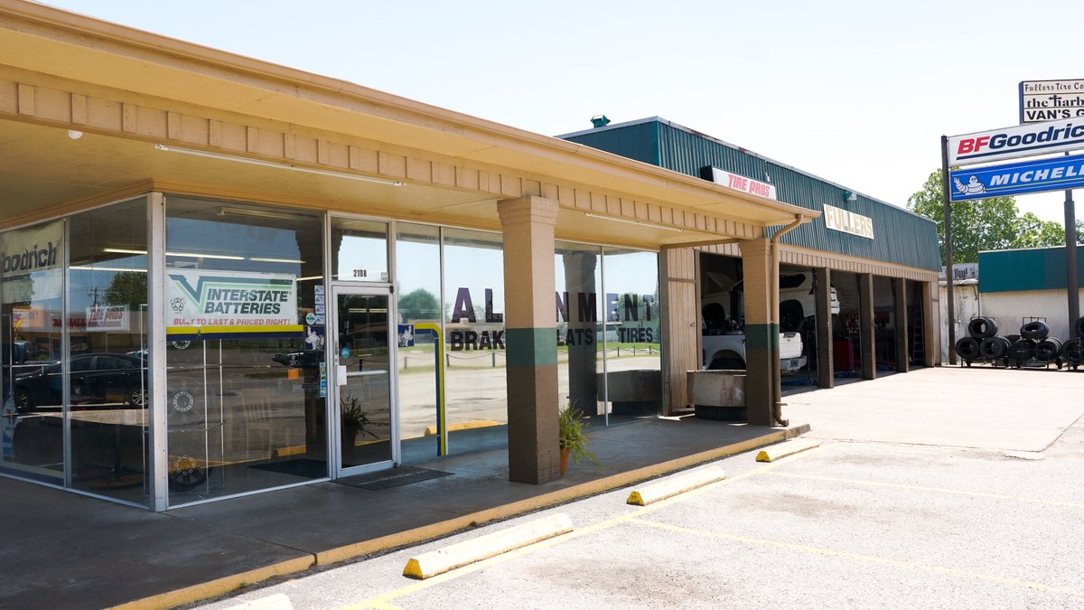 fullerstirepros's tweet photo. Call your friends at #FullersTirePros when you need automotive or tire repairs! We’re here to help in any way we can. 🙂
☎ (281) 422-8171 
💻 https://t.co/u33OJ4QFKy https://t.co/hlLD9qeCrZ