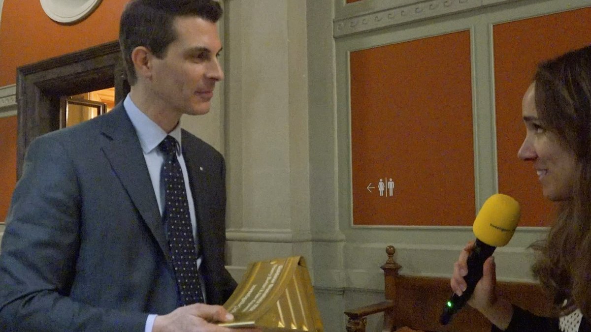 Der Goldene Bremsklotz 2024 geht an Thierry Burkart und Alex Kuprecht. 🏆 Die Politiker stehen hinter einem pressefeindlichen Vorstoss, der die Veröffentlichung vertraulicher Informationen strafbar machen könnte. Wir empfehlen das Video der Verleihung! 👉 investigativ.ch/cosmic-bremskl…