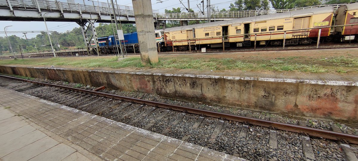 jay5go's tweet photo. @narendramodi
@PMOIndia
Escalating This issue FYAToday pic
This is the current situation of the platform in Sawantwadi on Konkan railway. I reported lack of shades and station cleaning issue in July 22 no changes yet. 
@Dev_Fadnavis
@KonkanRailway @AshwiniVaishnaw
@RailMinIndia https://t.co/VbSG29VpsD