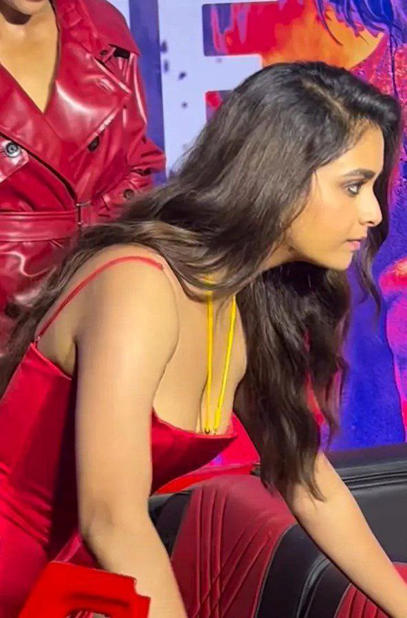 CaptAkhilAnand's tweet photo. #KeerthySuresh Looking Stunning
Lady In Red Thread 🧵 1/4
#BabyJohn #babyjohnfirstsingle # https://t.co/6z6KshLtRW