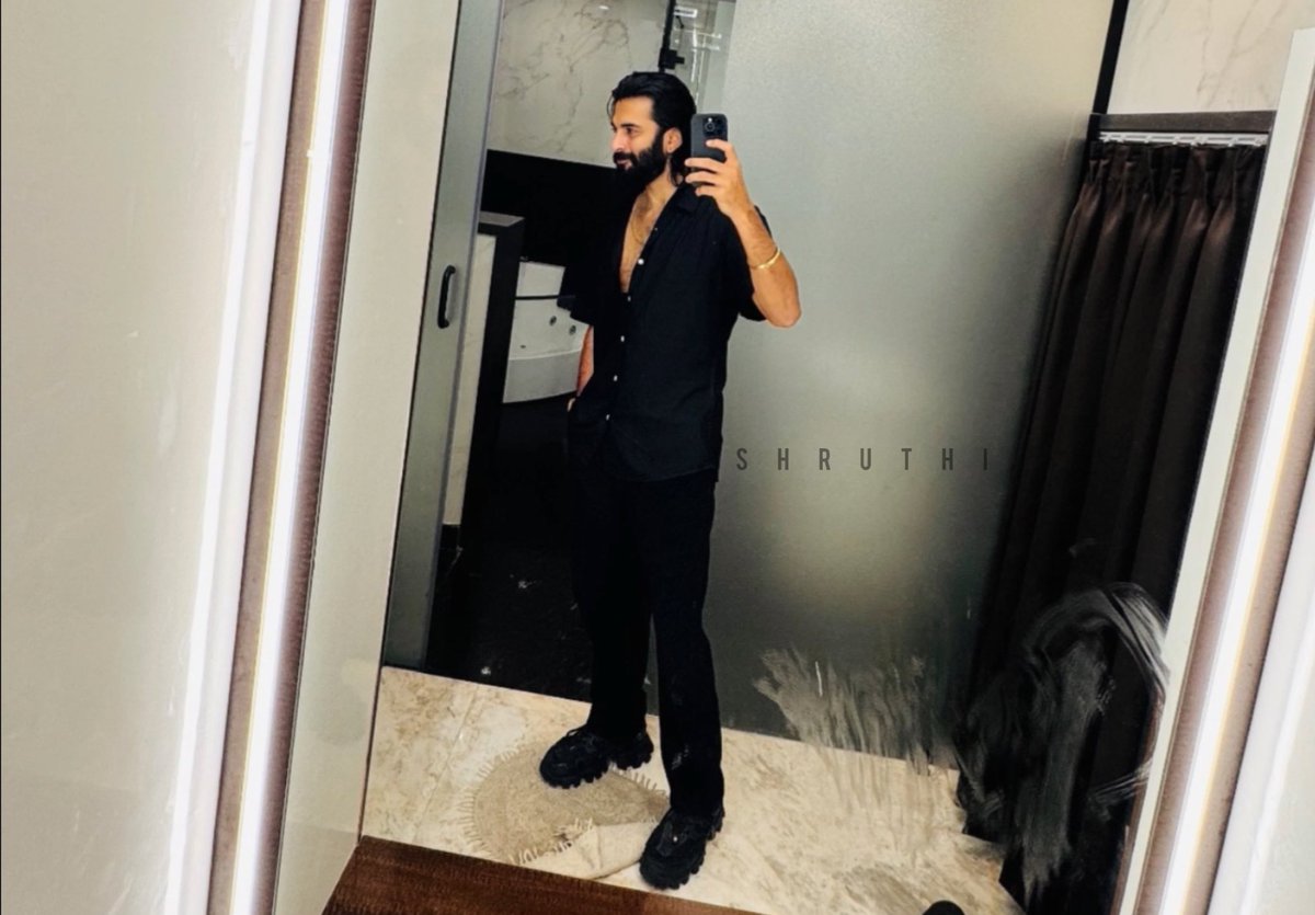 ittzmeshruthii's tweet photo. #PrithviShetty looks so good in black ❤️

#BiggBossTelugu8 https://t.co/vZJDngrEOI