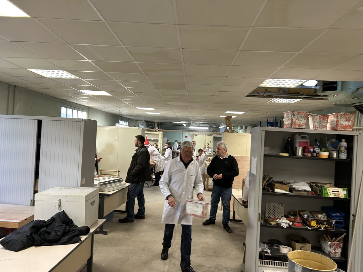 Photo de famille : enfants, parents, bénévoles , devant la porte des locaux qui accueillent désormais L’Outil en Main! Et miser sur la transmission des savoir-faire artisanaux, le goût des métiers manuels et renforcer les liens intergénérationnels! 👏🛠️🔩🪚🪛