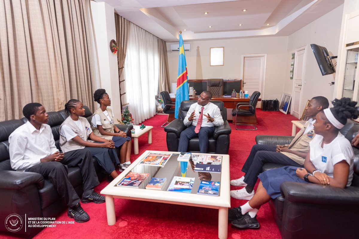 PlanRdc's tweet photo. 18.12.2024 | Kinshasa-RDC
ODD et droits des enfants en RDC : le Vice-Premier Ministre Guylain Nyembo échange avec les enfants Reporters de l’UNICEF

Le Vice-Premier Ministre et Ministre du Plan et CAD, @guylainnyembo_, a accueilli ce mercredi 18 décembre un groupe d'enfants reporters de l'@UNICEFDRC. Ces jeunes, âgés de 16 à 17 ans, ont échangé avec le VPM sur le récent rapport des Objectifs de Développement Durable et les enfants en République Démocratique du Congo. 

Fruit d’un partenariat avec l’UNICEF, ce rapport offre une analyse approfondie de la situation des droits des enfants en RDC. Les enfants Reporters, venus des différentes écoles de la capitale, ont discuté avec le Vice-Premier Ministre des avancées réalisées, des défis à surmonter et des leçons à tirer pour garantir l'épanouissement des enfants.

Guylain Nyembo a réaffirmé l'engagement du gouvernement congolais à défendre les droits des enfants : "Nous menons de nombreuses actions pour améliorer la protection sociale. Notre objectif est de réduire le taux de pauvreté et les privations auxquelles vous, nos enfants, êtes confrontés. Les résultats sont prometteurs !"

Ces Enfants Reporters, formés aux droits de l’enfant et aux techniques journalistiques, font entendre leurs voix et militent pour la protection, l’éducation et la santé de leurs pairs en RDC. Ensemble, ils s’imposent comme des porte-voix incontournables pour une génération déterminée à ne laisser personne pour compte.

#MinistèreDuPlan_CAD
#ODD #DroitsDesEnfants #RDC #UNICEF #EngagementJeunesse