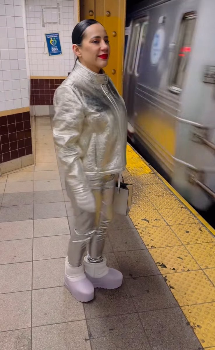 fabianji's tweet image. #AunHayMásPoderoso
Así el traje ?