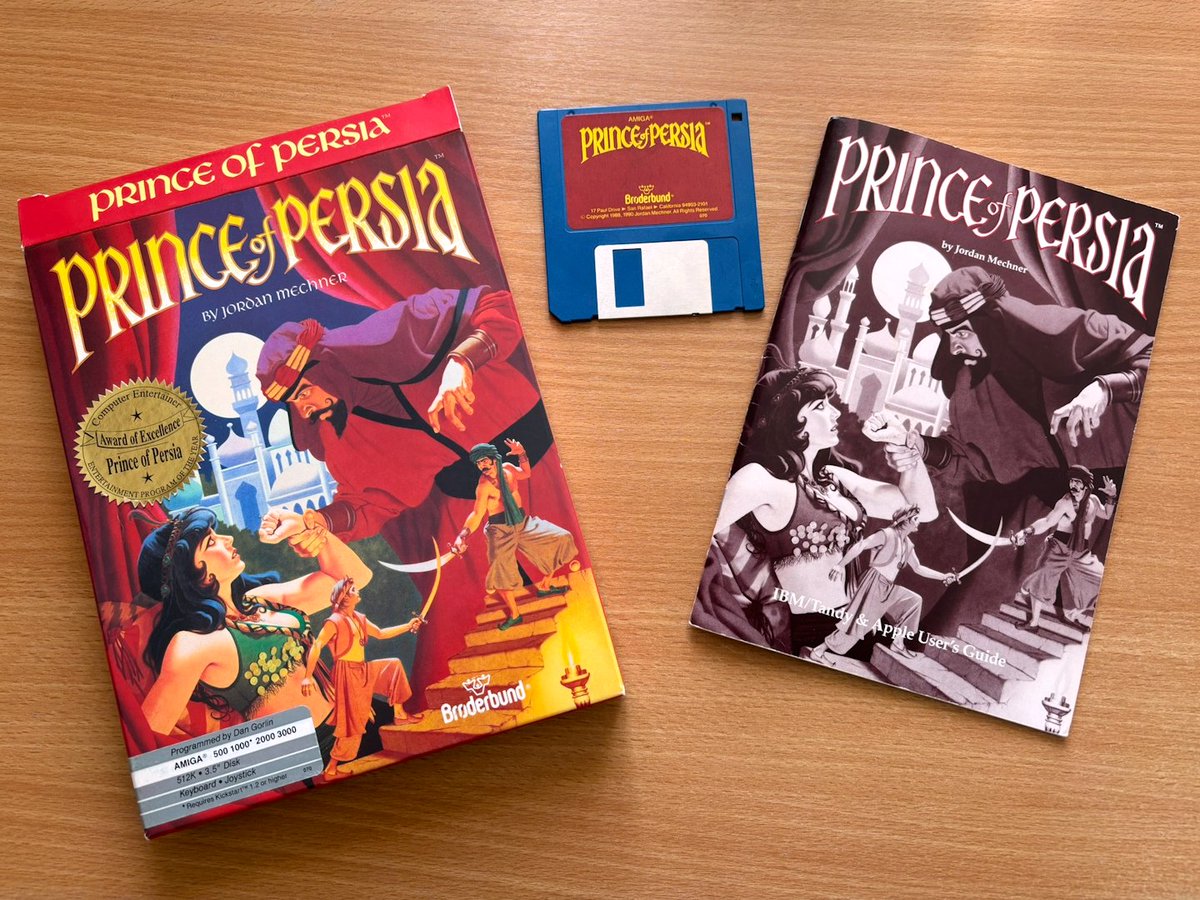 Gamrok's tweet image. The box includes a 512 Kb floppy disk and a nice manual for PC (DOS) and Apple versions 💾

There is a manual for Atari ST/Amiga which was sold in smaller boxes.

🧵 2/

#PrinceOfPersia #JordanMechner #Broderbund #RetroGaming #BigBoxGames #Amiga #AtariST #DOSGaming #AppleII