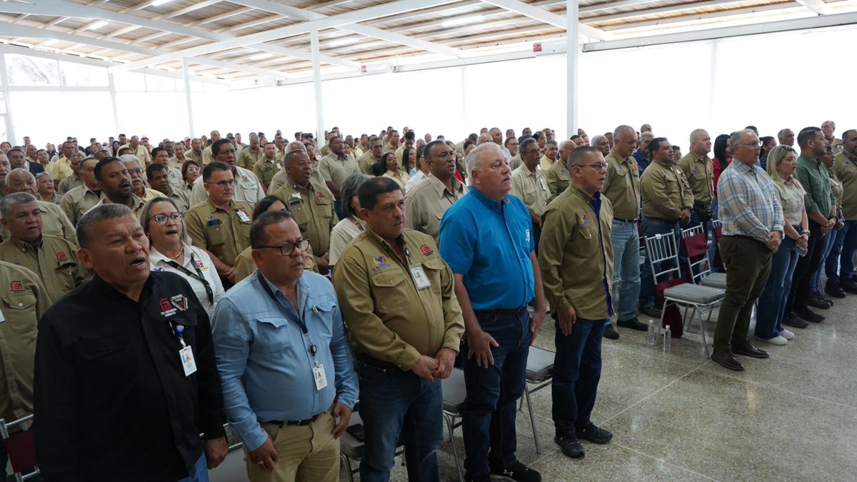 Ferrominera_CVG's tweet photo. En el 49 aniversario de @ferrominera_cvg, el presidente Aldo Cantafio, junto al vicepresidente ejecutivo de la @cvg_oficial, M/G Santiago Infante y el tren gerencial, entregaron botones por años servicios al personal de Ciudad Piar y cantaron “Cumpleaños feliz” a la empresa. https://t.co/xoXpYBiwB6
