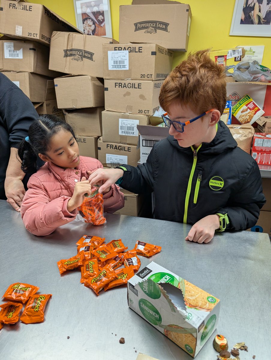 MrsGeorge_Rm5's tweet photo. Room 5 learned about volunteering this month so we went to the Caring Cupboard to volunteer as a class this morning. https://t.co/9WYB8lQiPY