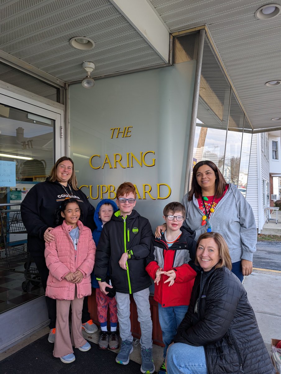 MrsGeorge_Rm5's tweet photo. Room 5 learned about volunteering this month so we went to the Caring Cupboard to volunteer as a class this morning. https://t.co/9WYB8lQiPY