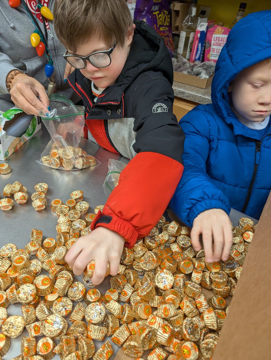 MrsGeorge_Rm5's tweet photo. Room 5 learned about volunteering this month so we went to the Caring Cupboard to volunteer as a class this morning. https://t.co/9WYB8lQiPY