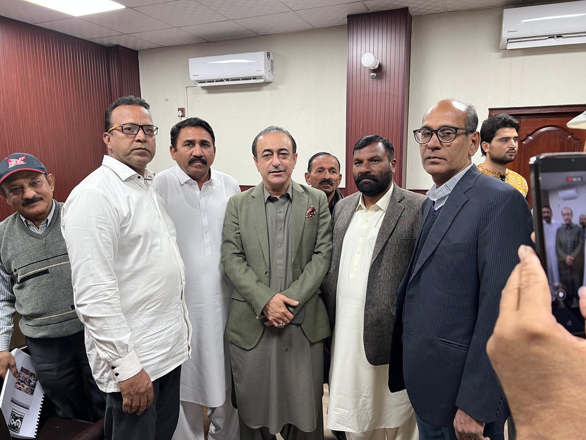 NehaAngle17's tweet photo. صدر پی پی پی منارٹی ونگ سندھ و مشیر وزیر اعلی سندھ ایم پی اے ڈاکٹر لعل چند اکرانی صاحب سے صدر پی پی پی منارٹی ونگ کراچی ڈویژن مشتاق مٹو صاحب کی ملاقات جس میں #کرسمس کے حوالے سے تفصیلی گفتگو ہوئی
@BBhuttoZardari @AseefaBZ @DrUkrani @RoomaMatto @MediaCellPPP https://t.co/K327Zjul5R